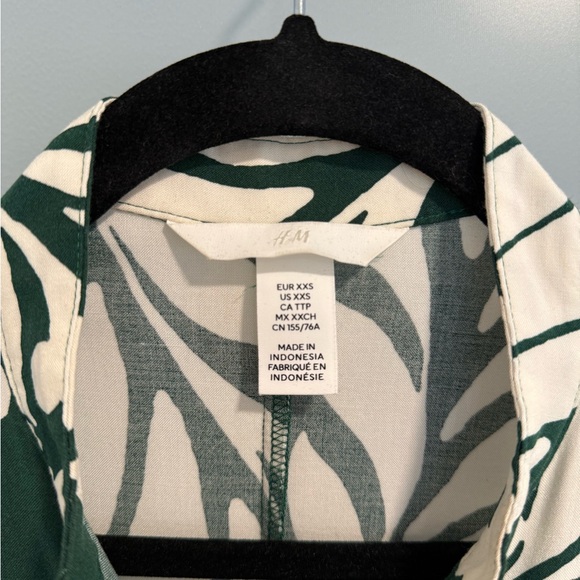 H&M Green and White Leaf Print Long Sleeve Dress Puff-Sleeve - Picture 12 of 12